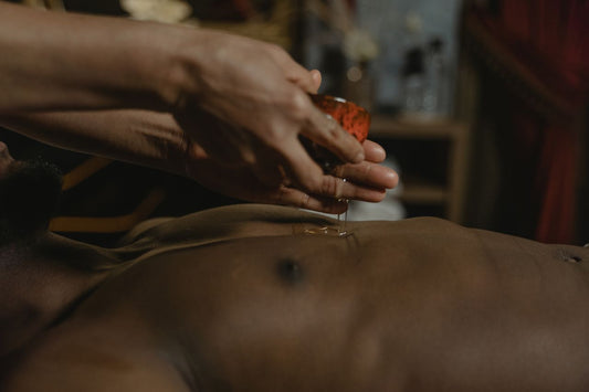 CBD et intimité : Rituels de massage et connexion de couple